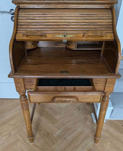 Beautiful Oak Roll-Top Writing Bureau  350 ONO