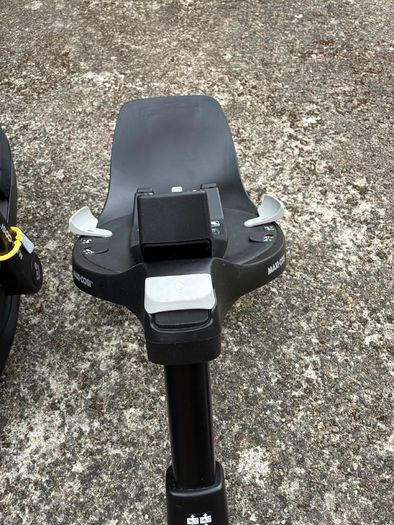 Maxi-Cosi Pebble 360 Car Seat and isofix