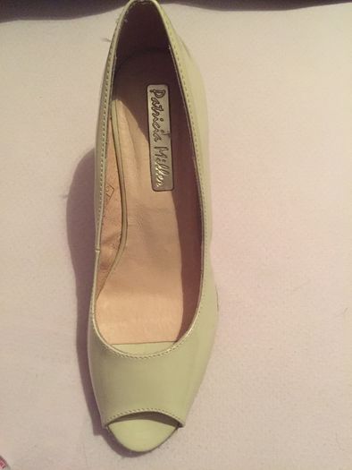 BNIB Ladies Open Toed cream wedges size 40