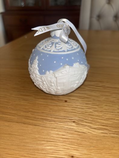 Wedgewood Christmas Carollers Bauble
