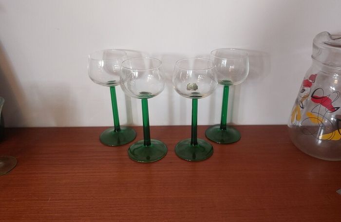 Fabulous Set of Four Vintage Retro Luminarc Long Emerald Green Stemmed Alsace White Wine Glasses, Made in France, Circa 1970, (Straight Stems)