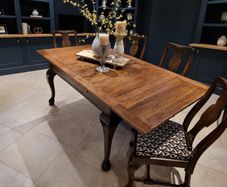 Stunning Extendable Table & 4 Chairs
