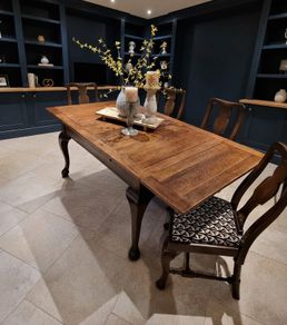 Stunning Extendable Table & 4 Chairs
