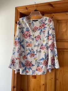 Ladies floral print lightweight top size 18 New without tags