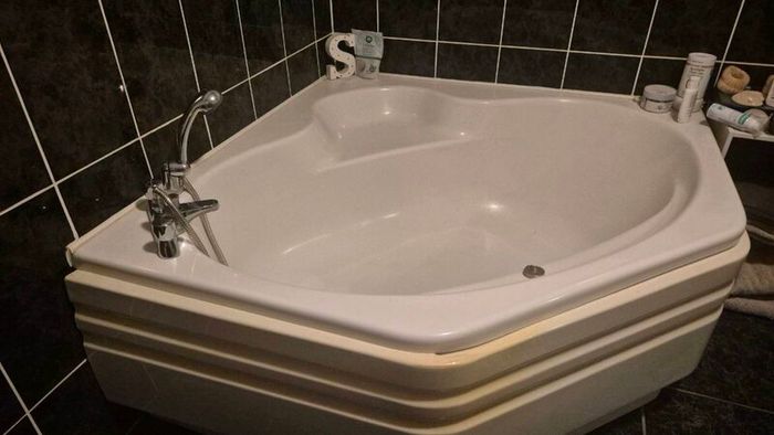 Corner bath