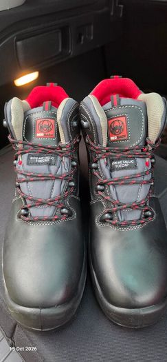 Safety shoes 7UK and 9UK