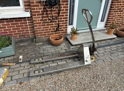Pallet truck