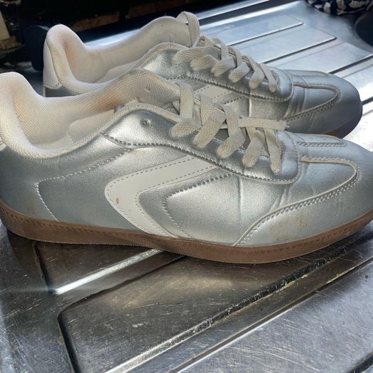 metallic runners