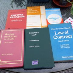 6 x law books, hard and paper backs, D18 post 7e