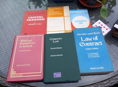 6 x law books, hard and paper backs, D18 post 7e