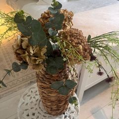 Seagrass vase with greenery & 2  beaded hurricane lamps