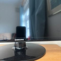 Samsung TV 28 inch with ROKU streaming stick