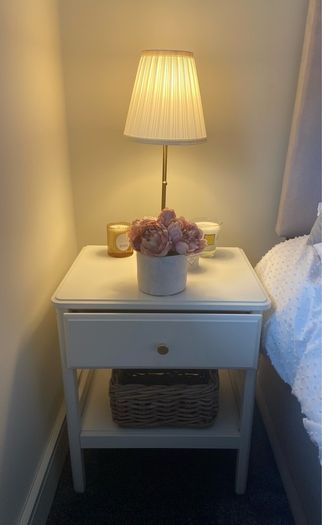 (x2) Bedside locker & lamps