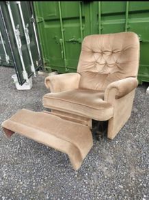 Vintage La-Z-Boy Style Manual Recliner  Ultimate Comfort
