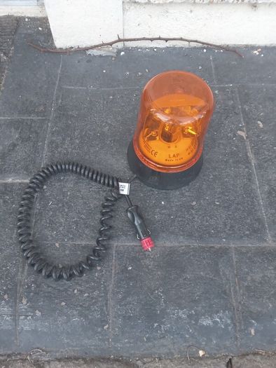Magnetic roof beacon light
