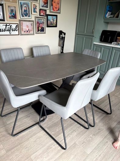 Kitchen table with 6 chairs