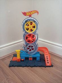 Hot Wheels City super twist tire shop.