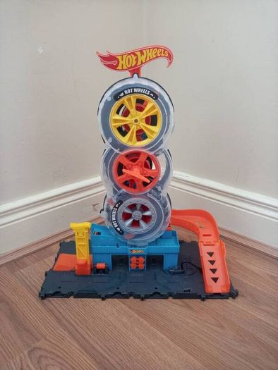 Hot Wheels City super twist tire shop.