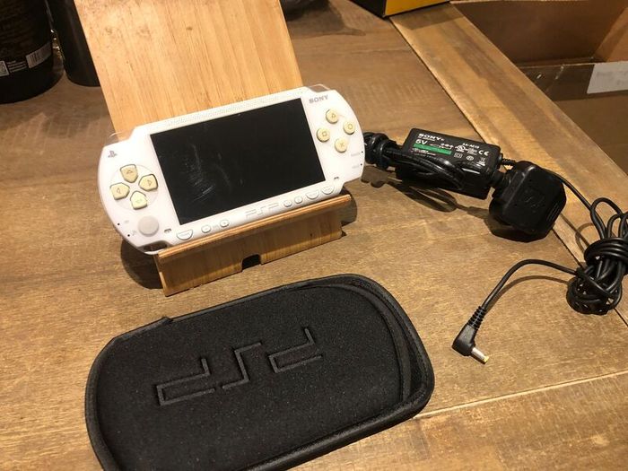 Holiday RETRO Heaven - PSP - Custom Firmware White Playstation Portable model 1000