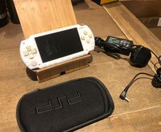 Holiday RETRO Heaven - PSP - Custom Firmware White Playstation Portable model 1000