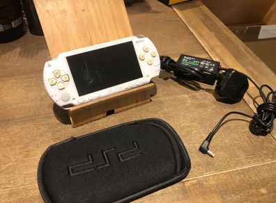 Holiday RETRO Heaven - PSP - Custom Firmware White Playstation Portable model 1000