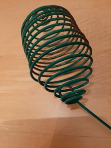 Spiral fat ball bird feeder