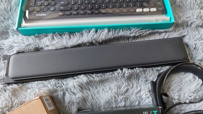Logitech Bundle Mouse Keyboard Headphones Webcam Palm Rest