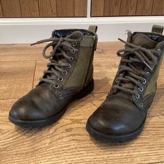 Boots Clarks size 12 or EU30