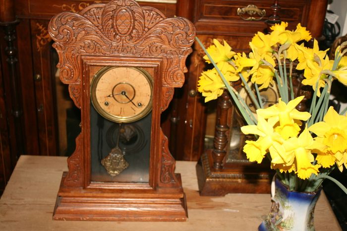 Antique Mantel Clock made by Waterbury AMERICAN GINGERBREAD CLOCK Carved Oak Case 59 x 35cm works well