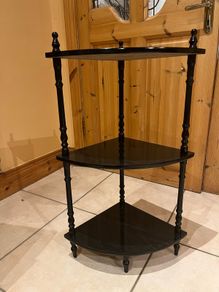 Corner shelf