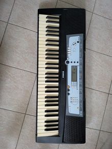 electric Yamaha keyboard