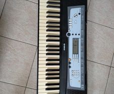 electric Yamaha keyboard