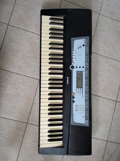 electric Yamaha keyboard