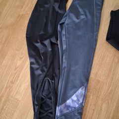 2 pairs of gym leggings both for 1euro