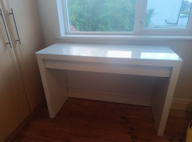 bedroom table