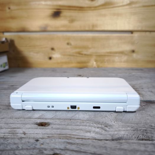 New Nintendo 3ds xl pearl white 64gb sd card hshop 1000s free games