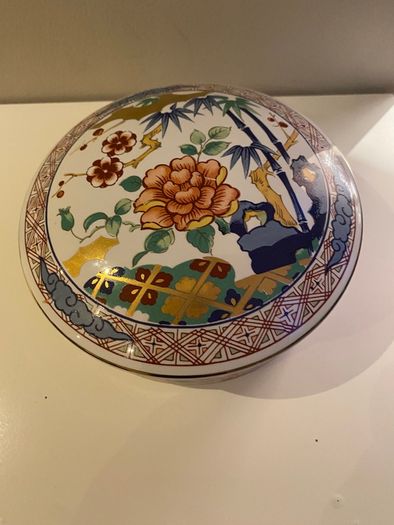Japanese Imari ware  large 6 inch lidded dish