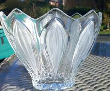 Stunning Lalique style vase, no damage. D18