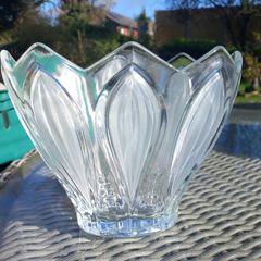 Stunning Lalique style vase, no damage. D18
