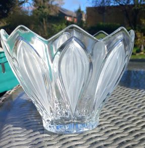 Stunning Lalique style vase, no damage. D18