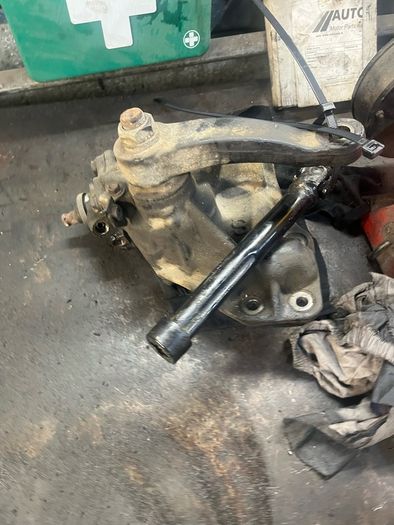 Steering box from Isuzu NL series with shaft