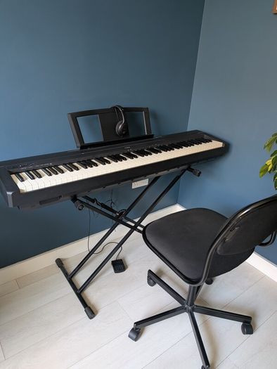 Piano Keyboard Yamaha P45 P-45 and stand
