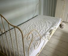 single girls bed
