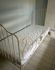 single girls bed