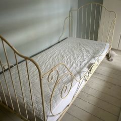 single girls bed