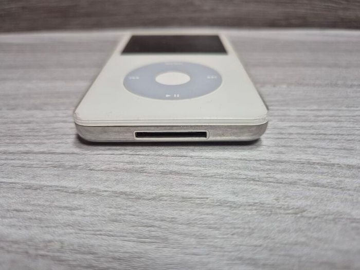 Apple iPod Classic 5th Generation White A1136 30GB With Songs