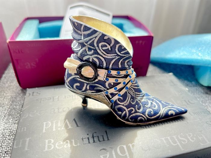 2 Raine "Just the Right Shoe" collectible figurine,