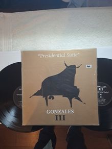 Vinyl Gonzales111 Preidential Suite