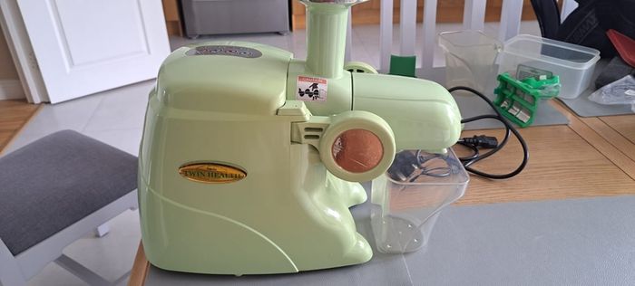 Twin Health juice extractor