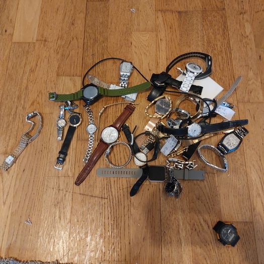 Ex-Jeweler Shop Clearance Stash - 39 Watch Lot (Gucci, Seiko, Timex, Citizen)